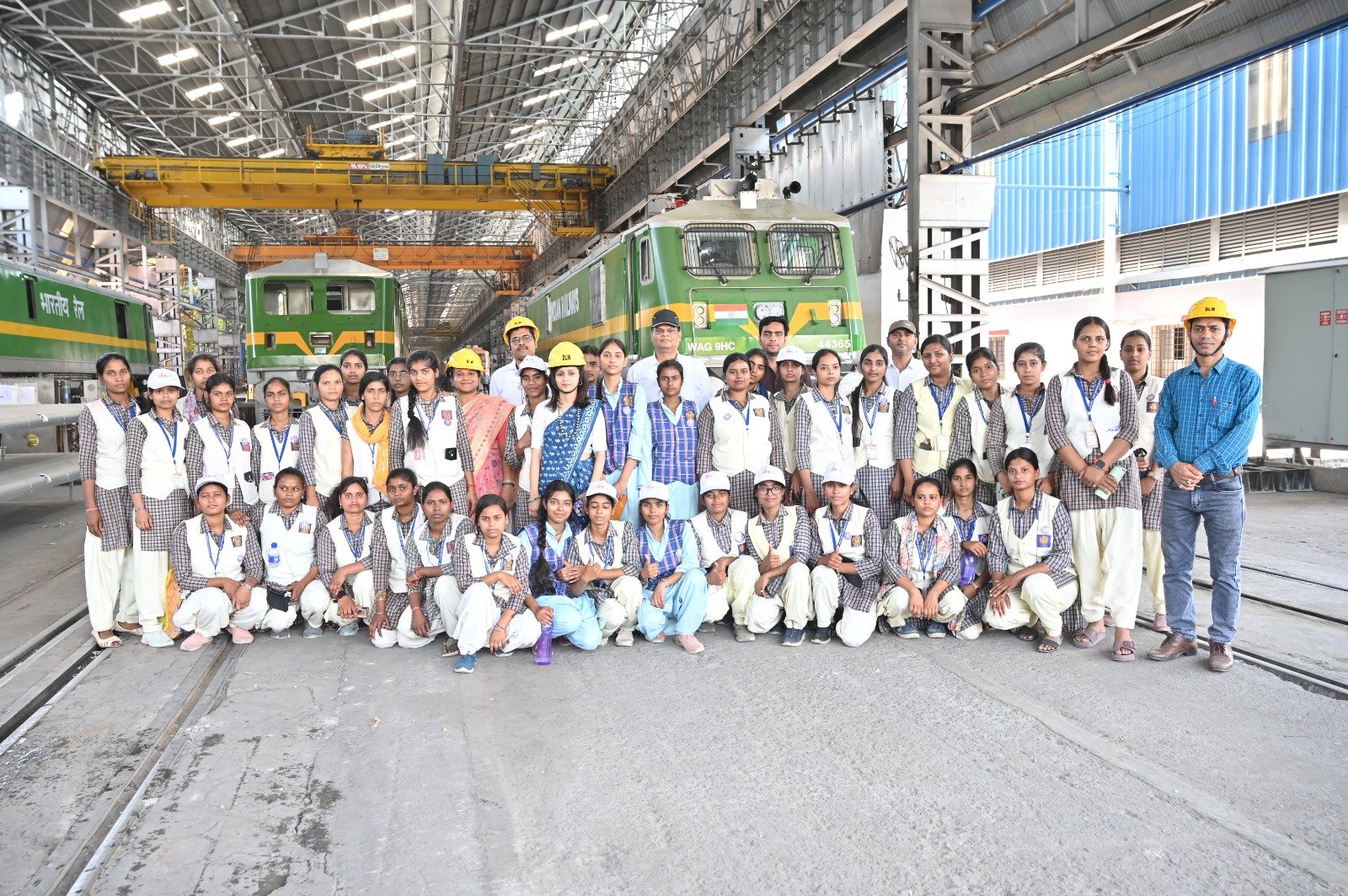 बनारस रेल इंजन कारखाना (बरेका) में गवर्नमेंट गर्ल्स डिग्री कॉलेज, बीएलडब्ल्यू की NSS छात्राओं ने शैक्षणिक भ्रमण किया। छात्राओं ने लोको टेस्ट शॉप, असेंबली शॉप, फ्रेम शॉप और ट्रक मशीन शॉप का अवलोकन कर आधुनिक विद्युत रेल इंजन निर्माण की प्रक्रिया, तकनीक और गुणवत्ता परीक्षण की जानकारी प्राप्त की। यह भ्रमण उनके लिए ज्ञानवर्धक और प्रेरणादायक रहा।