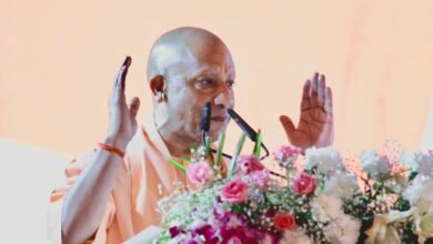 लखनऊ में 1,519 करोड़ रुपये की लागत से विकसित ग्रीन कॉरिडोर परियोजना का लोकार्पण और शिलान्यास किया गया। रक्षामंत्री राजनाथ सिंह और मुख्यमंत्री योगी आदित्यनाथ ने इस महत्वाकांक्षी परियोजना की शुरुआत की। करीब 28 किलोमीटर लंबे इस कॉरिडोर से शहर में यातायात सुगम होगा और 45 मिनट का सफर घटकर लगभग 10–15 मिनट में पूरा हो सकेगा।