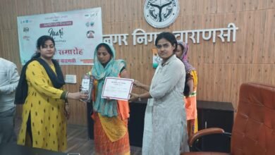 अंतर्राष्ट्रीय महिला दिवस के अवसर पर वाराणसी नगर निगम ने स्वच्छ भारत मिशन (नगरीय) के तहत “नारी लीड्स स्वच्छता” अभियान में उत्कृष्ट कार्य करने वाली 82 महिलाओं को सम्मानित किया। इन महिलाओं ने होम कंपोस्टिंग के जरिए गीले कचरे से खाद बनाकर स्वच्छता अभियान को मजबूत किया और अन्य लोगों को भी पर्यावरण संरक्षण के लिए प्रेरित किया।