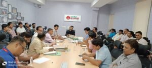 वाराणसी में सड़कों और गलियों में फैले बिजली व इंटरनेट के तारों के जाल से शहर को जल्द राहत मिलेगी। नगर निगम की बैठक में टेलीकॉम कंपनियों ने ओवरहेड केबल हटाकर अंडरग्राउंड ऑप्टिकल फाइबर बिछाने पर सहमति दी। स्मार्ट सिटी परियोजना के तहत पहले चरण में लहुराबीर, मैदागिन और गोदौलिया जैसे प्रमुख मार्गों पर यह व्यवस्था लागू की जाएगी।