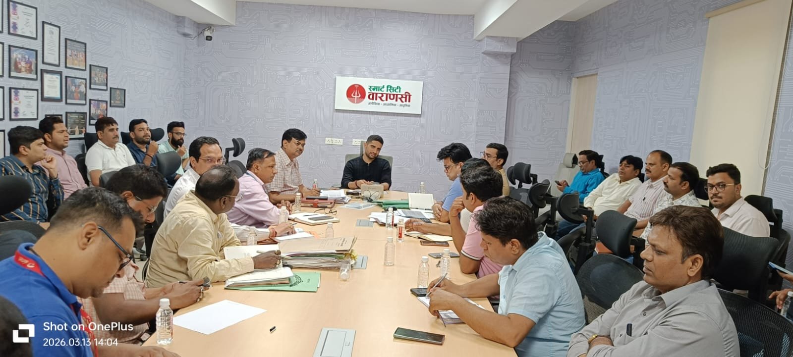 वाराणसी में सड़कों और गलियों में फैले बिजली व इंटरनेट के तारों के जाल से शहर को जल्द राहत मिलेगी। नगर निगम की बैठक में टेलीकॉम कंपनियों ने ओवरहेड केबल हटाकर अंडरग्राउंड ऑप्टिकल फाइबर बिछाने पर सहमति दी। स्मार्ट सिटी परियोजना के तहत पहले चरण में लहुराबीर, मैदागिन और गोदौलिया जैसे प्रमुख मार्गों पर यह व्यवस्था लागू की जाएगी।