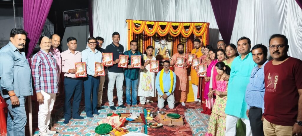 वाराणसी में संत शिरोमणि बाबा गणिनाथ महाराज की पूजा-अर्चना एवं वैदिक मंत्रोच्चार के बीच हवन के साथ मध्यदेशीय वैश्य समाज की “काशी कान्दविका शहनाई पत्रिका” का विधिवत अनावरण किया गया। इस पत्रिका में लगभग 800 विवाह योग्य युवक-युवतियों के बायोडाटा प्रकाशित किए गए हैं, जिससे समाज के परिवारों को उपयुक्त रिश्ते खोजने में सुविधा मिलेगी। वक्ताओं ने कहा कि आगामी वैवाहिक परिचय सम्मेलन समाज की एकता और पारिवारिक संबंधों को मजबूत बनाने की दिशा में महत्वपूर्ण पहल है।