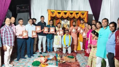 वाराणसी में संत शिरोमणि बाबा गणिनाथ महाराज की पूजा-अर्चना एवं वैदिक मंत्रोच्चार के बीच हवन के साथ मध्यदेशीय वैश्य समाज की “काशी कान्दविका शहनाई पत्रिका” का विधिवत अनावरण किया गया। इस पत्रिका में लगभग 800 विवाह योग्य युवक-युवतियों के बायोडाटा प्रकाशित किए गए हैं, जिससे समाज के परिवारों को उपयुक्त रिश्ते खोजने में सुविधा मिलेगी। वक्ताओं ने कहा कि आगामी वैवाहिक परिचय सम्मेलन समाज की एकता और पारिवारिक संबंधों को मजबूत बनाने की दिशा में महत्वपूर्ण पहल है।