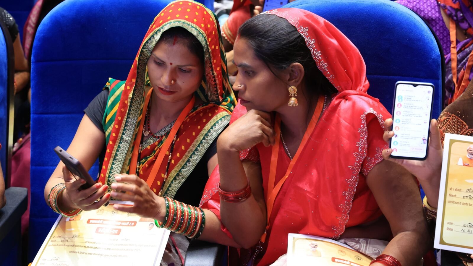 प्रधानमंत्री आवास योजना-शहरी 2.0 के तहत पहली किस्त जारी करने के बाद मुख्यमंत्री योगी आदित्यनाथ ने कई जिलों के लाभार्थियों से वर्चुअल संवाद किया। फतेहपुर, गोरखपुर, प्रयागराज, सहारनपुर, महाराजगंज और देवरिया की महिलाओं से बातचीत कर उन्होंने योजनाओं का लाभ मिलने की जानकारी ली। कार्यक्रम में सीएम ने 20 लाभार्थियों को आवास स्वीकृति पत्र भी प्रदान किए।