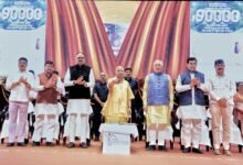 उत्तर प्रदेश के मुख्यमंत्री योगी आदित्यनाथ ने प्रधानमंत्री आवास योजना-शहरी 2.0 के तहत 90,000 लाभार्थियों के खातों में डीबीटी के माध्यम से ₹900 करोड़ की पहली किस्त जारी की। मुख्यमंत्री ने कहा कि सरकार का उद्देश्य गरीबों को केवल मकान देना नहीं, बल्कि सम्मानजनक जीवन देना है। उन्होंने स्पष्ट किया कि जिन माफियाओं ने गरीबों की जमीनें कब्जाईं, अब उन्हीं जमीनों पर गरीबों के घर बनेंगे। डबल इंजन सरकार बिना भेदभाव सभी जरूरतमंदों तक योजनाओं का लाभ पहुंचा रही है।