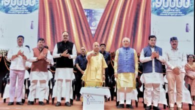 उत्तर प्रदेश के मुख्यमंत्री योगी आदित्यनाथ ने प्रधानमंत्री आवास योजना-शहरी 2.0 के तहत 90,000 लाभार्थियों के खातों में डीबीटी के माध्यम से ₹900 करोड़ की पहली किस्त जारी की। मुख्यमंत्री ने कहा कि सरकार का उद्देश्य गरीबों को केवल मकान देना नहीं, बल्कि सम्मानजनक जीवन देना है। उन्होंने स्पष्ट किया कि जिन माफियाओं ने गरीबों की जमीनें कब्जाईं, अब उन्हीं जमीनों पर गरीबों के घर बनेंगे। डबल इंजन सरकार बिना भेदभाव सभी जरूरतमंदों तक योजनाओं का लाभ पहुंचा रही है।