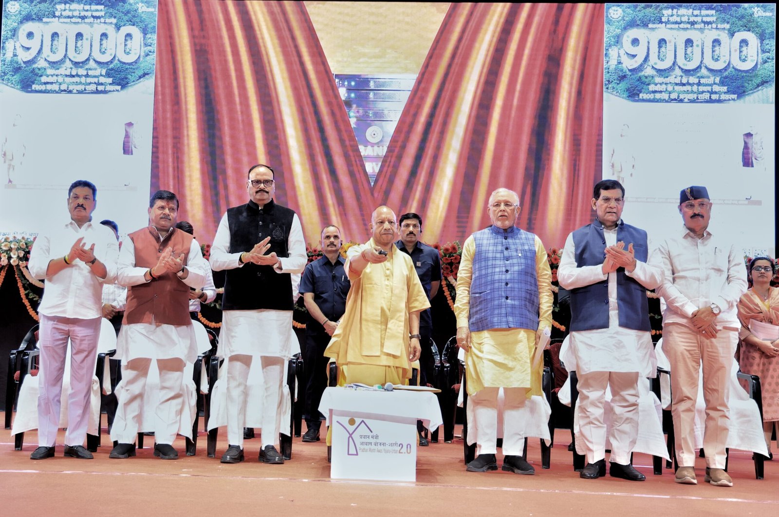 उत्तर प्रदेश के मुख्यमंत्री योगी आदित्यनाथ ने प्रधानमंत्री आवास योजना-शहरी 2.0 के तहत 90,000 लाभार्थियों के खातों में डीबीटी के माध्यम से ₹900 करोड़ की पहली किस्त जारी की। मुख्यमंत्री ने कहा कि सरकार का उद्देश्य गरीबों को केवल मकान देना नहीं, बल्कि सम्मानजनक जीवन देना है। उन्होंने स्पष्ट किया कि जिन माफियाओं ने गरीबों की जमीनें कब्जाईं, अब उन्हीं जमीनों पर गरीबों के घर बनेंगे। डबल इंजन सरकार बिना भेदभाव सभी जरूरतमंदों तक योजनाओं का लाभ पहुंचा रही है।