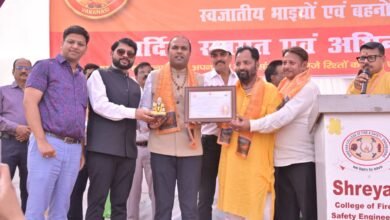 वाराणसी में बाबा गणिनाथ भक्त मण्डल द्वारा आयोजित रतन कुमार गुप्ता स्मृति राष्ट्रीय सेवा सम्मान समारोह में 18 लोगों को सम्मानित किया गया। राष्ट्रीय संरक्षक राजेन्द्र प्रसाद गुप्ता ने सम्मान प्रदान किया। कार्यक्रम में रक्तदान, शिक्षा, स्वास्थ्य, उद्यमिता और समाज सेवा में उत्कृष्ट योगदान देने वाले व्यक्तियों को सम्मानित कर सेवा भावना को बढ़ावा दिया गया।