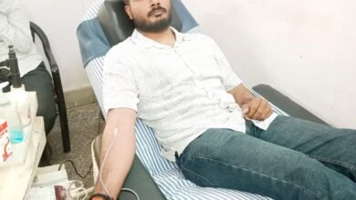 देवरिया में गौरीबाजार निवासी उत्कर्ष सिंह ने अपने दादा की प्रथम पुण्यतिथि पर जिला ब्लड बैंक में दसवां रक्तदान किया। स्वच्छ भलुअनी स्वस्थ भलुअनी यूथ ब्रिगेड से जुड़े उत्कर्ष ने निरंतर रक्तदान का संकल्प लिया। संस्था के संतोष मद्धेशिया ने इसे प्रेरणादायक बताते हुए अधिक लोगों से रक्तदान की अपील की।