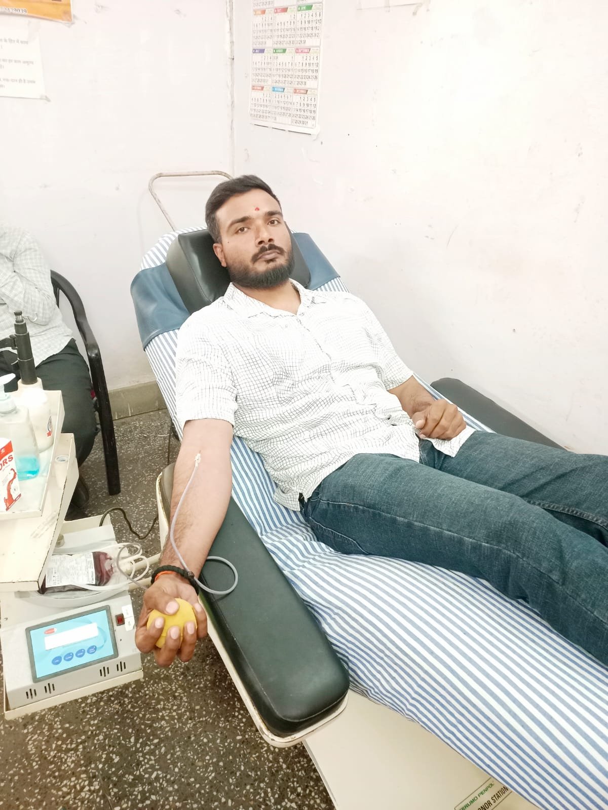 देवरिया में गौरीबाजार निवासी उत्कर्ष सिंह ने अपने दादा की प्रथम पुण्यतिथि पर जिला ब्लड बैंक में दसवां रक्तदान किया। स्वच्छ भलुअनी स्वस्थ भलुअनी यूथ ब्रिगेड से जुड़े उत्कर्ष ने निरंतर रक्तदान का संकल्प लिया। संस्था के संतोष मद्धेशिया ने इसे प्रेरणादायक बताते हुए अधिक लोगों से रक्तदान की अपील की।