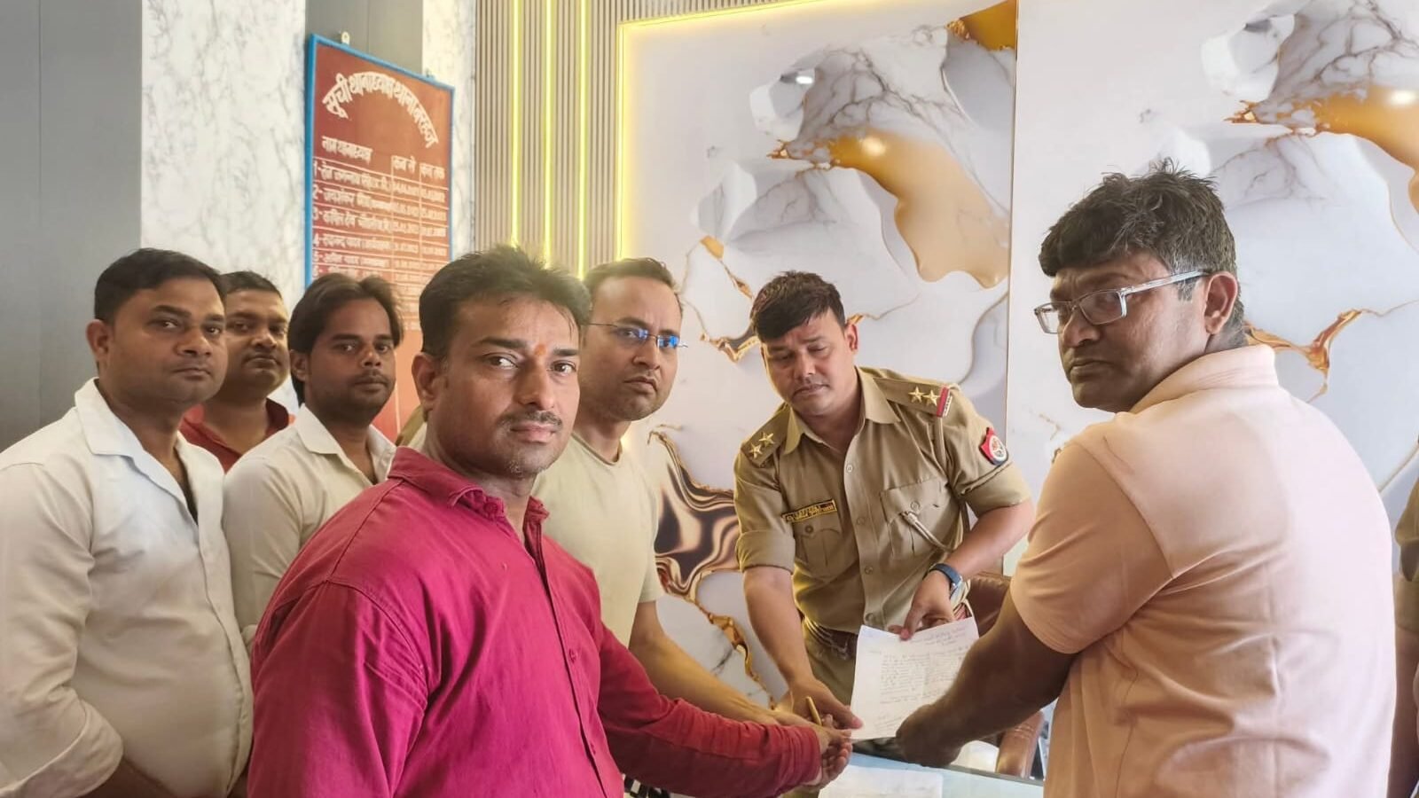 बरहज, देवरिया में मद्धेशिया समाज ने संत गणिनाथ जी महाराज पर सोशल मीडिया पर की गई आपत्तिजनक टिप्पणी को लेकर रोष जताया। समाज के पदाधिकारियों ने कोतवाली में तहरीर देकर आरोपी प्रवेश शाह के खिलाफ कड़ी कार्रवाई की मांग की। पुलिस ने मामले की जांच कर उचित कार्रवाई का आश्वासन दिया।