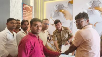 बरहज, देवरिया में मद्धेशिया समाज ने संत गणिनाथ जी महाराज पर सोशल मीडिया पर की गई आपत्तिजनक टिप्पणी को लेकर रोष जताया। समाज के पदाधिकारियों ने कोतवाली में तहरीर देकर आरोपी प्रवेश शाह के खिलाफ कड़ी कार्रवाई की मांग की। पुलिस ने मामले की जांच कर उचित कार्रवाई का आश्वासन दिया।