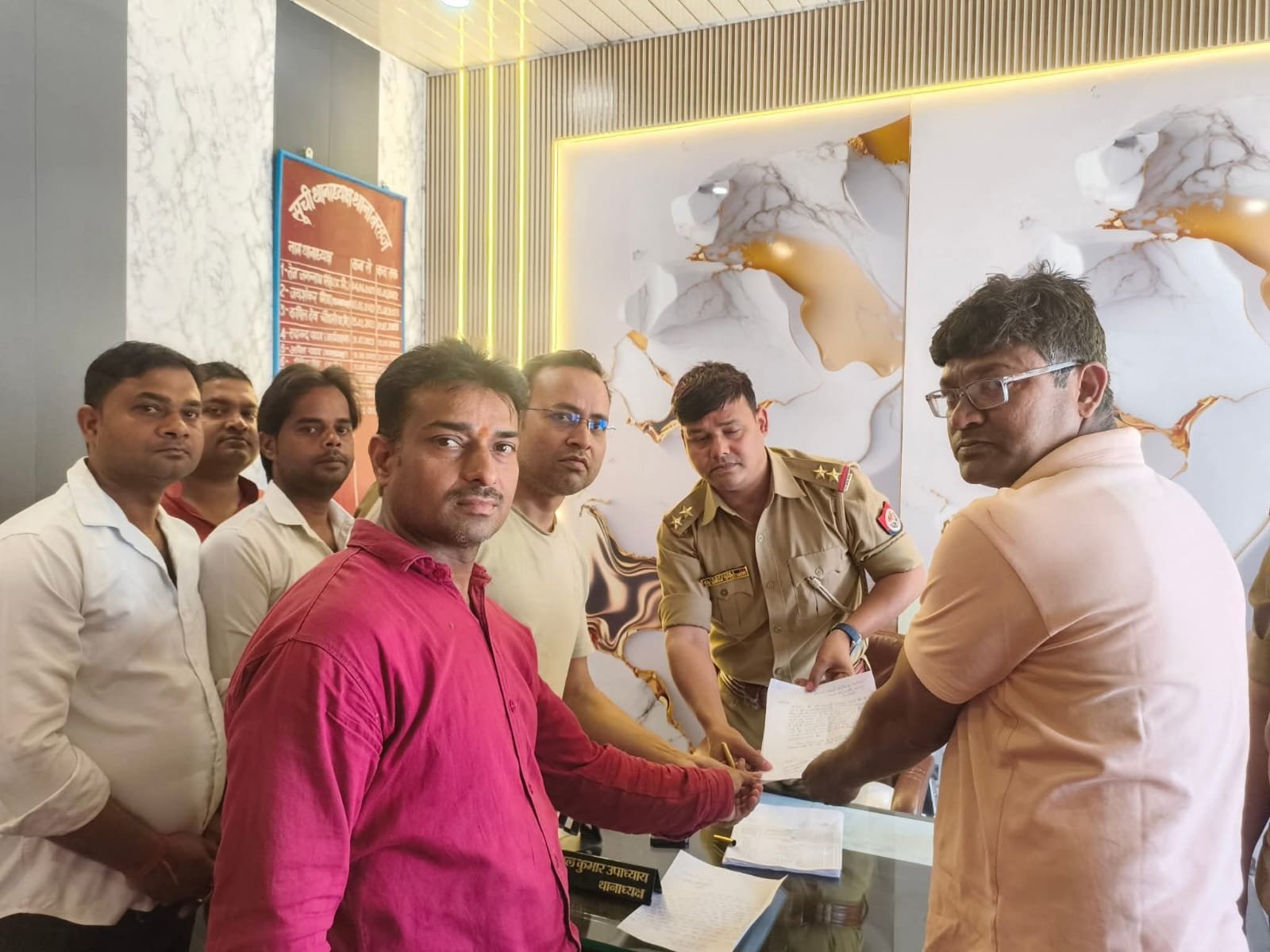 बरहज, देवरिया में मद्धेशिया समाज ने संत गणिनाथ जी महाराज पर सोशल मीडिया पर की गई आपत्तिजनक टिप्पणी को लेकर रोष जताया। समाज के पदाधिकारियों ने कोतवाली में तहरीर देकर आरोपी प्रवेश शाह के खिलाफ कड़ी कार्रवाई की मांग की। पुलिस ने मामले की जांच कर उचित कार्रवाई का आश्वासन दिया।