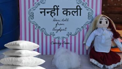 बागपत में नवरात्र के पहले दिन ‘नन्ही कली’ पहल के तहत बेटियों का सम्मान किया जाएगा, जिसमें बॉक्सिंग चैंपियन मैरी कॉम शामिल होंगी। ग्रामीण महिलाओं द्वारा रीसाइकिल प्लास्टिक से बनी गुड़िया महिला सशक्तीकरण और पर्यावरण संरक्षण का प्रतीक बनी है। यह पहल ‘बेटी बचाओ, बेटी पढ़ाओ’ और ‘मिशन शक्ति’ को मजबूती देती है।