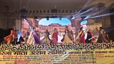 वाराणसी के महमूरगंज स्थित शुभम् लॉन में आयोजित सिंधारा कार्यक्रम में राजस्थानी लोकसंस्कृति जीवंत हो उठी। 200 महिलाओं और बच्चों की प्रस्तुतियों ने गणगौर पर्व की भक्ति और परंपरा को सजीव किया। दीप प्रज्ज्वलन से आरंभ कार्यक्रम में सांस्कृतिक झलकियों ने दर्शकों को मंत्रमुग्ध किया। 21 मार्च को भव्य शोभायात्रा निकाली जाएगी।