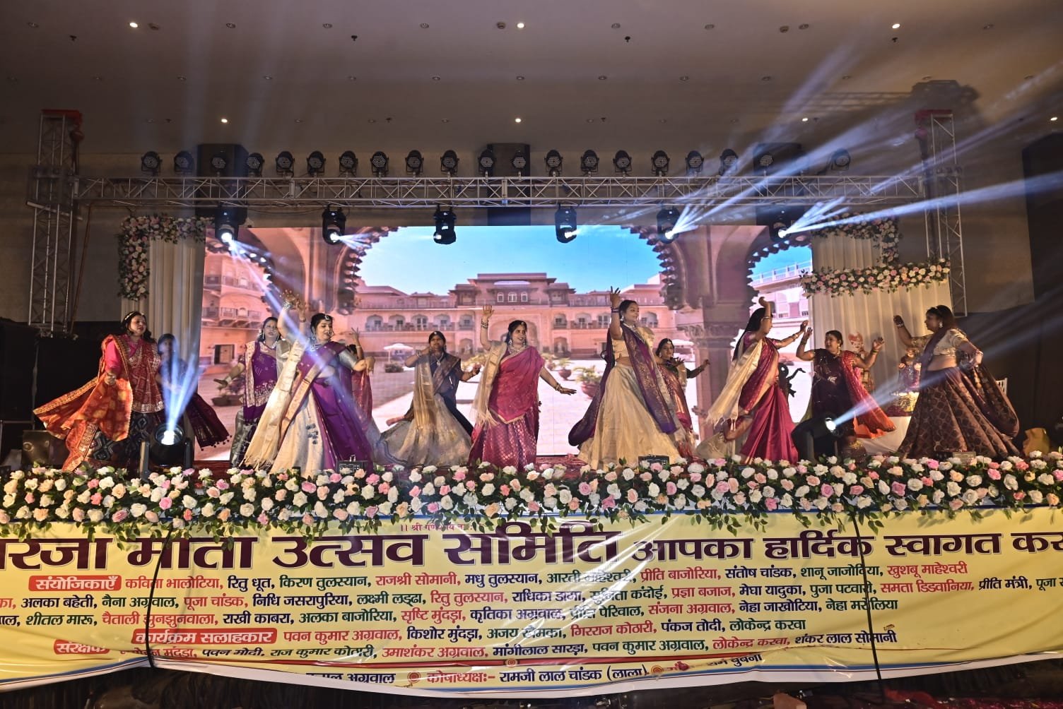 वाराणसी के महमूरगंज स्थित शुभम् लॉन में आयोजित सिंधारा कार्यक्रम में राजस्थानी लोकसंस्कृति जीवंत हो उठी। 200 महिलाओं और बच्चों की प्रस्तुतियों ने गणगौर पर्व की भक्ति और परंपरा को सजीव किया। दीप प्रज्ज्वलन से आरंभ कार्यक्रम में सांस्कृतिक झलकियों ने दर्शकों को मंत्रमुग्ध किया। 21 मार्च को भव्य शोभायात्रा निकाली जाएगी।