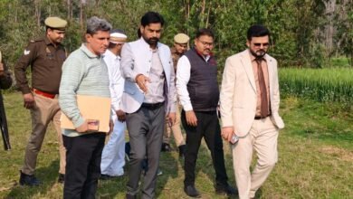 उत्तर प्रदेश में फार्मर रजिस्ट्री अभियान तेज़ी से आगे बढ़ रहा है। रामपुर ने निर्धारित समय से पहले 100% फार्मर आईडी बनाकर प्रदेश में पहला स्थान हासिल किया। यह अभियान किसानों को सरकारी योजनाओं, किसान सम्मान निधि, उर्वरक सुविधा और डिजिटल सेवाओं का लाभ दिलाने के उद्देश्य से चलाया जा रहा है, जिससे उनकी आय और पारदर्शिता दोनों बढ़ेंगी।