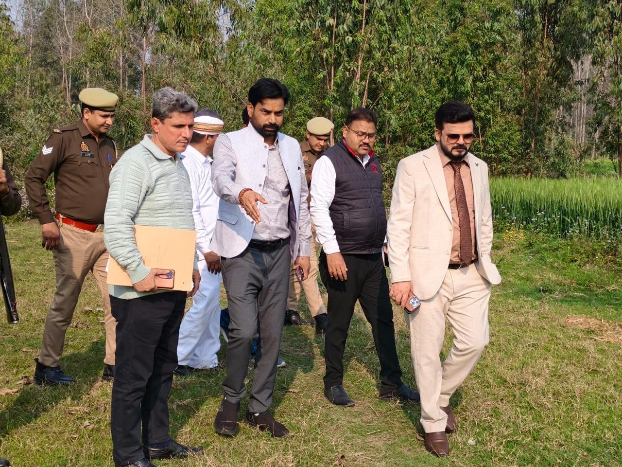 उत्तर प्रदेश में फार्मर रजिस्ट्री अभियान तेज़ी से आगे बढ़ रहा है। रामपुर ने निर्धारित समय से पहले 100% फार्मर आईडी बनाकर प्रदेश में पहला स्थान हासिल किया। यह अभियान किसानों को सरकारी योजनाओं, किसान सम्मान निधि, उर्वरक सुविधा और डिजिटल सेवाओं का लाभ दिलाने के उद्देश्य से चलाया जा रहा है, जिससे उनकी आय और पारदर्शिता दोनों बढ़ेंगी।