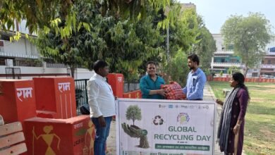 वाराणसी में ग्लोबल रिसाइक्लिंग डे पर नगर निगम का अभियान चर्चा में रहा। घर-घर जागरूकता, स्कूलों में गतिविधियां और पुराने कपड़ों के संग्रह से लोगों को रिसाइक्लिंग के लिए प्रेरित किया गया। बच्चों ने खेल-खेल में कचरा अलग करना सीखा, वहीं नागरिकों की भागीदारी से “कचरा ही संसाधन है” की सोच मजबूत हुई और पर्यावरण संरक्षण को नई दिशा मिली।