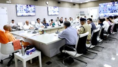 मुख्यमंत्री योगी आदित्यनाथ ने त्योहारों के दौरान कानून-व्यवस्था से छेड़छाड़ पर सख्त रुख अपनाया है। नवरात्र, ईद और अलविदा नमाज से पहले अधिकारियों को शांति, सुरक्षा और अनुशासन सुनिश्चित करने के निर्देश दिए गए हैं। सार्वजनिक उद्दंडता, नई परंपराओं और लाउडस्पीकर नियम उल्लंघन पर सख्त कार्रवाई होगी। अपराध और जमाखोरी पर भी जीरो टॉलरेंस नीति लागू रहेगी।