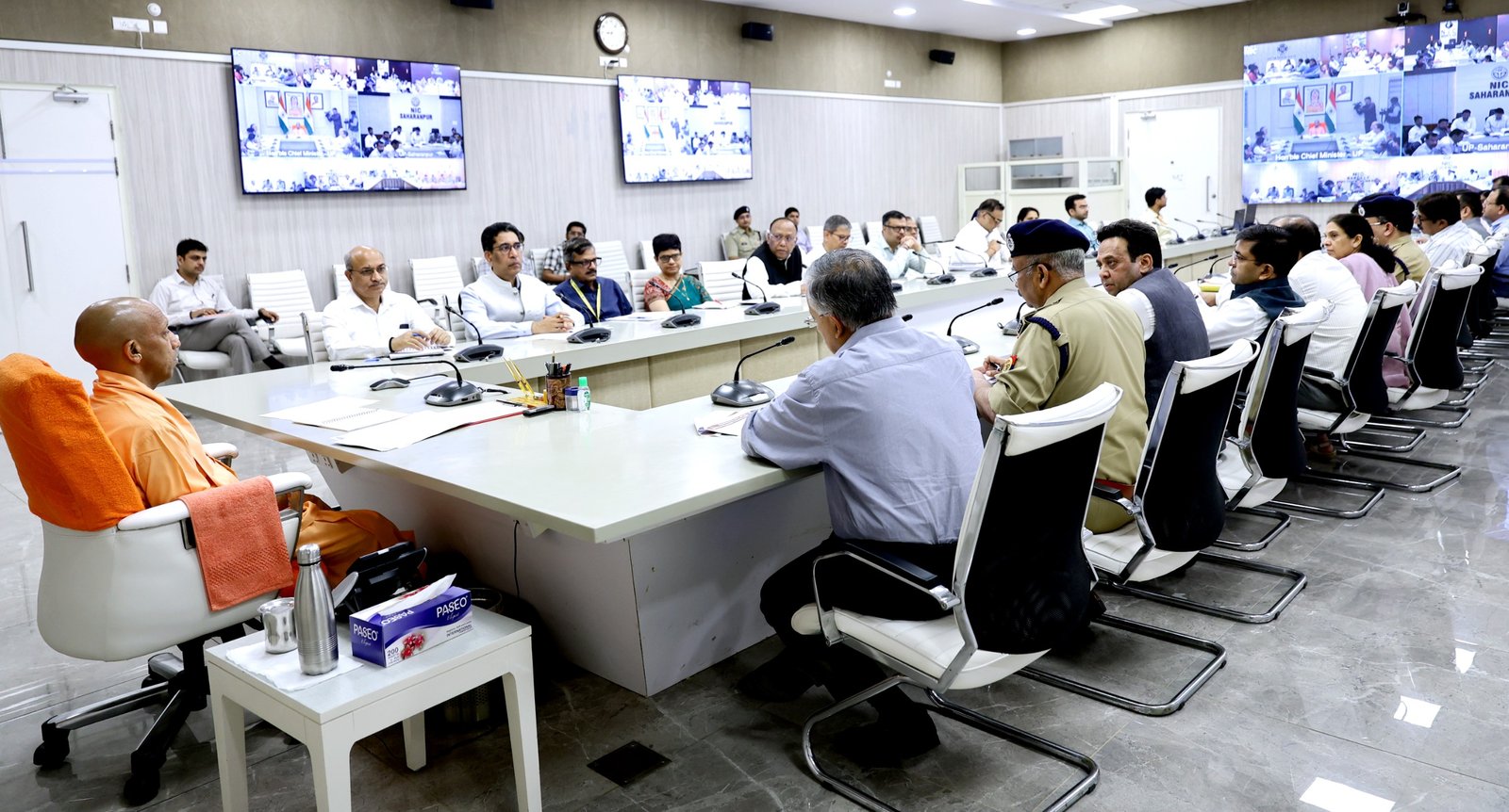 मुख्यमंत्री योगी आदित्यनाथ ने त्योहारों के दौरान कानून-व्यवस्था से छेड़छाड़ पर सख्त रुख अपनाया है। नवरात्र, ईद और अलविदा नमाज से पहले अधिकारियों को शांति, सुरक्षा और अनुशासन सुनिश्चित करने के निर्देश दिए गए हैं। सार्वजनिक उद्दंडता, नई परंपराओं और लाउडस्पीकर नियम उल्लंघन पर सख्त कार्रवाई होगी। अपराध और जमाखोरी पर भी जीरो टॉलरेंस नीति लागू रहेगी।