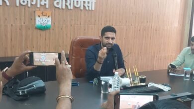 वाराणसी नगर निगम ने करदाताओं को चेतावनी दी है कि 31 मार्च तक गृहकर, जलकर व सीवरकर जमा न करने पर अगले वित्तीय वर्ष में ब्याज और भारी विलंब शुल्क देना होगा। दुकानों के किराए और लाइसेंस शुल्क पर 50% तक पेनाल्टी लागू होगी। कर वसूली अभियान तेज, ऑनलाइन और ऑफलाइन दोनों विकल्प उपलब्ध हैं।