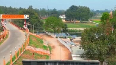 बस्ती मंडल में मखौड़ा धाम को धार्मिक-पर्यटन केंद्र के रूप में विकसित करने की मुहिम तेज हो गई है। रामायण से जुड़े इस पवित्र स्थल पर विकास कार्यों और बेहतर सुविधाओं से श्रद्धालुओं की संख्या बढ़ रही है। सरकार, प्रशासन और स्थानीय सहयोग से क्षेत्र की पहचान मजबूत हो रही है और पर्यटन के जरिए स्थानीय अर्थव्यवस्था को भी नया प्रोत्साहन मिल रहा है।