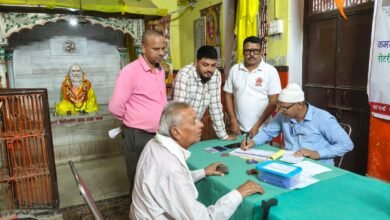 वाराणसी में शहीद दिवस की पूर्व संध्या पर आयोजित स्वास्थ्य मेले में 300 से अधिक मरीजों का निःशुल्क परीक्षण किया गया। विशेषज्ञ डॉक्टरों ने बोन डेंसिटी, ईएनटी और नेत्र जांच के साथ परामर्श दिया। सामाजिक संगठनों और युवाओं के सहयोग से आयोजित यह सेवा कार्यक्रम जनजागरूकता और मानवता का प्रेरणादायक उदाहरण बना, जिससे समाज में स्वास्थ्य के प्रति जागरूकता बढ़ी।