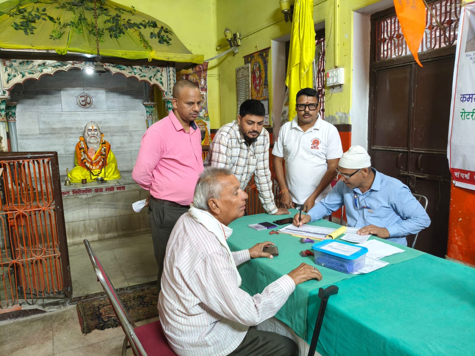 वाराणसी में शहीद दिवस की पूर्व संध्या पर आयोजित स्वास्थ्य मेले में 300 से अधिक मरीजों का निःशुल्क परीक्षण किया गया। विशेषज्ञ डॉक्टरों ने बोन डेंसिटी, ईएनटी और नेत्र जांच के साथ परामर्श दिया। सामाजिक संगठनों और युवाओं के सहयोग से आयोजित यह सेवा कार्यक्रम जनजागरूकता और मानवता का प्रेरणादायक उदाहरण बना, जिससे समाज में स्वास्थ्य के प्रति जागरूकता बढ़ी।