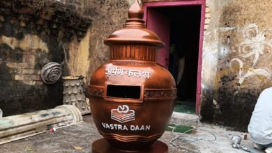 वाराणसी नगर निगम ने गंगा घाटों की स्वच्छता बनाए रखने के लिए ‘अर्पण कलश’ पहल शुरू की है। श्रद्धालु अब पुराने कपड़े और पूजा सामग्री घाट पर छोड़ने के बजाय कलश में डाल सकेंगे। अस्सी घाट से शुरुआत कर छह प्रमुख घाटों पर इसे लागू किया जा रहा है, जिससे गंदगी कम होगी और गंगा की पवित्रता बनी रहेगी।