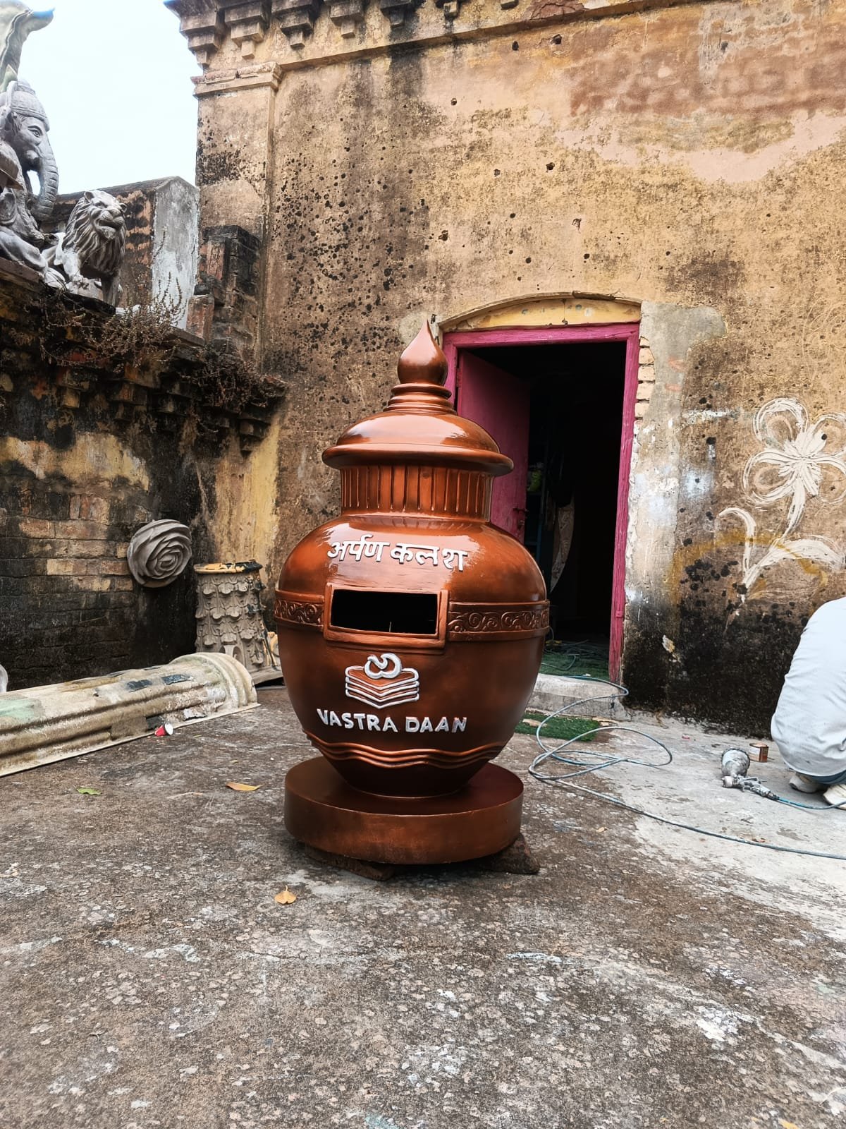 वाराणसी नगर निगम ने गंगा घाटों की स्वच्छता बनाए रखने के लिए ‘अर्पण कलश’ पहल शुरू की है। श्रद्धालु अब पुराने कपड़े और पूजा सामग्री घाट पर छोड़ने के बजाय कलश में डाल सकेंगे। अस्सी घाट से शुरुआत कर छह प्रमुख घाटों पर इसे लागू किया जा रहा है, जिससे गंदगी कम होगी और गंगा की पवित्रता बनी रहेगी।