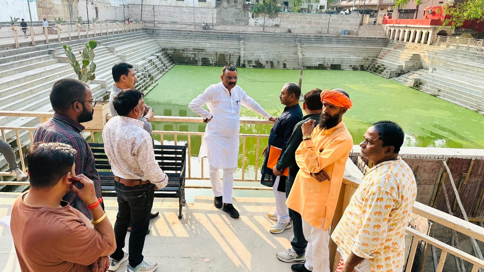 वाराणसी के लक्ष्मी कुंड जीर्णोद्धार कार्य में गंभीर अनियमितताएं सामने आई हैं। महापौर के निरीक्षण में घटिया निर्माण, बिना सफाई पेंटिंग और पत्थरों में सीपेज मिला। 3.57 करोड़ की परियोजना में लापरवाही पर नाराजगी जताते हुए अधिकारियों को फटकार लगाई गई। गुणवत्ता सुधार के निर्देश दिए गए हैं, अन्यथा भुगतान रोककर सख्त कार्रवाई की चेतावनी दी गई है।