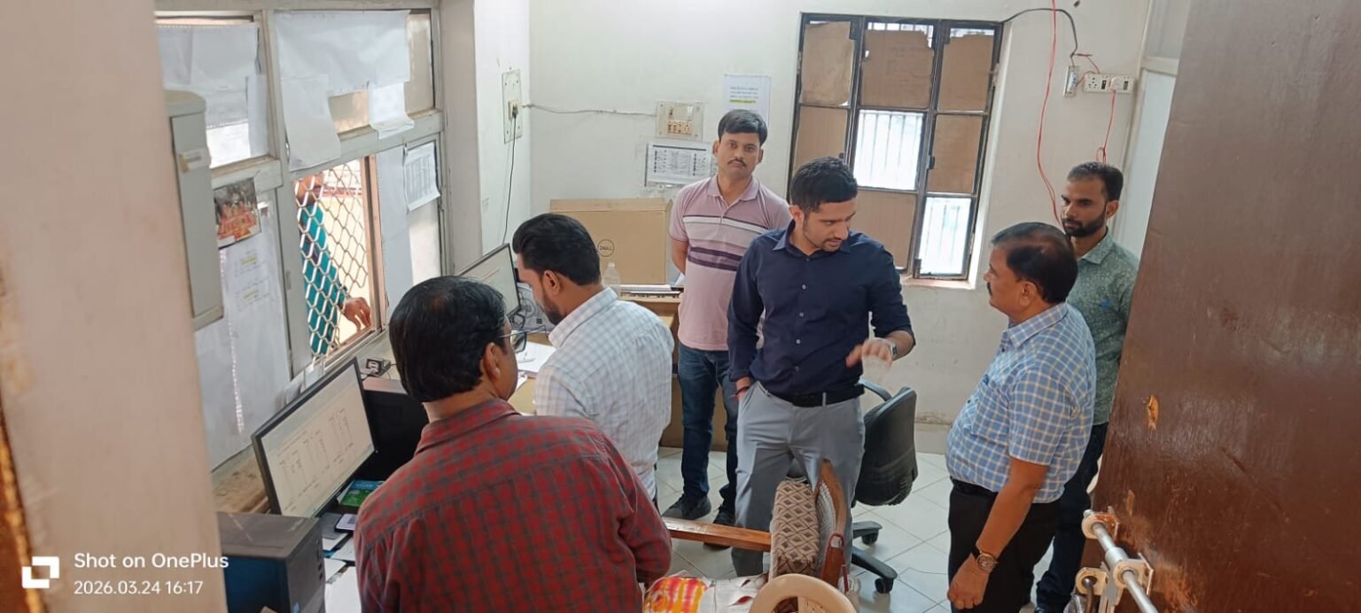 वाराणसी में नगर आयुक्त हिमांशु नागपाल ने वरुणापार जोन कार्यालय का औचक निरीक्षण कर कार्यप्रणाली की समीक्षा की। उन्होंने नामांतरण, टैक्स कलेक्शन और जन्म-मृत्यु पंजीकरण कार्यों को समयबद्ध और पारदर्शी बनाने के निर्देश दिए। 15 दिन से अधिक लंबित आवेदनों के त्वरित निस्तारण और कर्मचारियों को पहचान पत्र अनिवार्य करने पर जोर दिया गया।