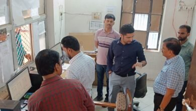 वाराणसी में नगर आयुक्त हिमांशु नागपाल ने वरुणापार जोन कार्यालय का औचक निरीक्षण कर कार्यप्रणाली की समीक्षा की। उन्होंने नामांतरण, टैक्स कलेक्शन और जन्म-मृत्यु पंजीकरण कार्यों को समयबद्ध और पारदर्शी बनाने के निर्देश दिए। 15 दिन से अधिक लंबित आवेदनों के त्वरित निस्तारण और कर्मचारियों को पहचान पत्र अनिवार्य करने पर जोर दिया गया।