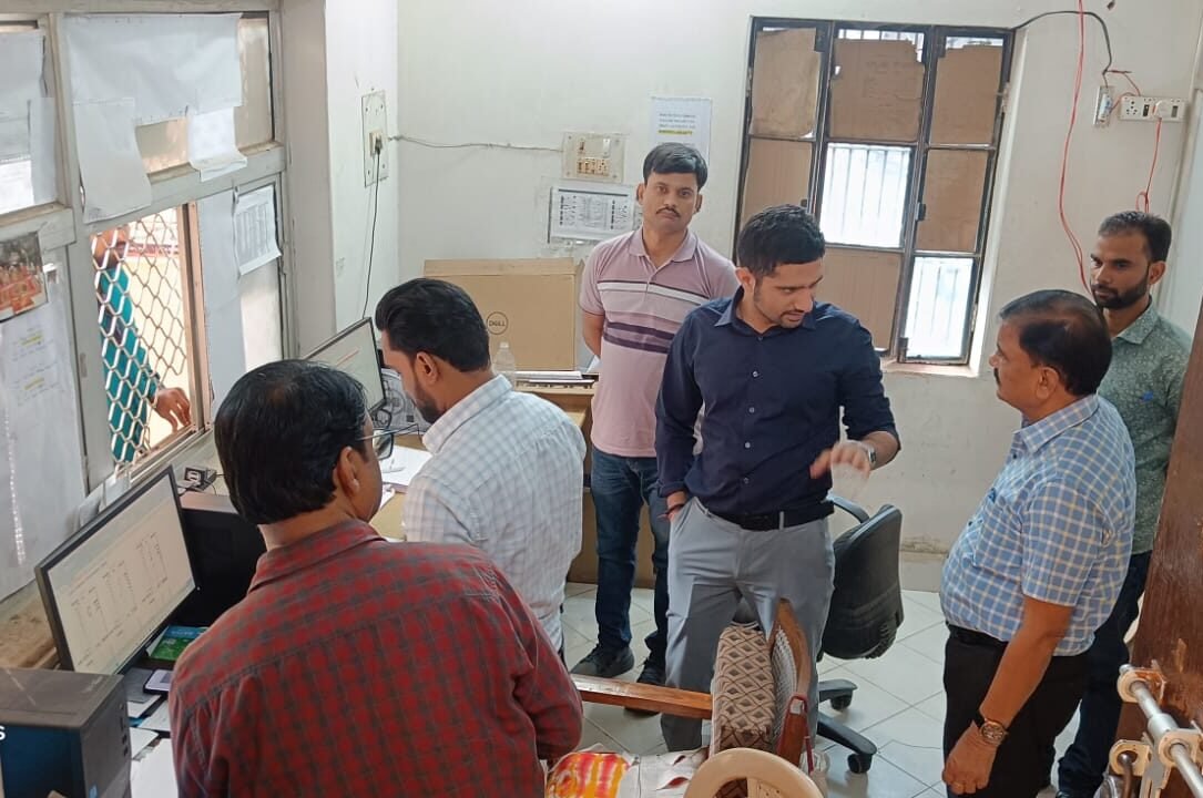 वाराणसी में नगर आयुक्त हिमांशु नागपाल ने वरुणापार जोन कार्यालय का औचक निरीक्षण कर कार्यप्रणाली की समीक्षा की। उन्होंने नामांतरण, टैक्स कलेक्शन और जन्म-मृत्यु पंजीकरण कार्यों को समयबद्ध और पारदर्शी बनाने के निर्देश दिए। 15 दिन से अधिक लंबित आवेदनों के त्वरित निस्तारण और कर्मचारियों को पहचान पत्र अनिवार्य करने पर जोर दिया गया।