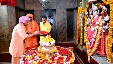 चैत्र नवरात्रि के अवसर पर मुख्यमंत्री योगी आदित्यनाथ बलरामपुर के तुलसीपुर स्थित मां पाटेश्वरी मंदिर पहुंचे। उन्होंने विधि-विधान से पूजा-अर्चना कर प्रदेशवासियों की सुख-समृद्धि की कामना की। इस दौरान मंदिर परिसर का निरीक्षण कर रामनवमी को लेकर सुरक्षा, स्वच्छता और श्रद्धालुओं की सुविधाओं के लिए अधिकारियों को आवश्यक दिशा-निर्देश भी दिए।