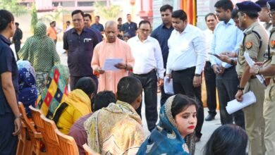 गोरखपुर प्रवास के दौरान मुख्यमंत्री योगी आदित्यनाथ ने गोरखनाथ मंदिर में जनता दर्शन कर करीब 200 लोगों की समस्याएं सुनीं। उन्होंने अधिकारियों को त्वरित, निष्पक्ष समाधान के निर्देश दिए। जमीन कब्जा करने वालों पर सख्त कार्रवाई के आदेश दिए। जरूरतमंदों के इलाज का खर्च सरकार उठाएगी। साथ ही मंदिर में पूजा-अर्चना कर गोशाला में गोसेवा भी की।