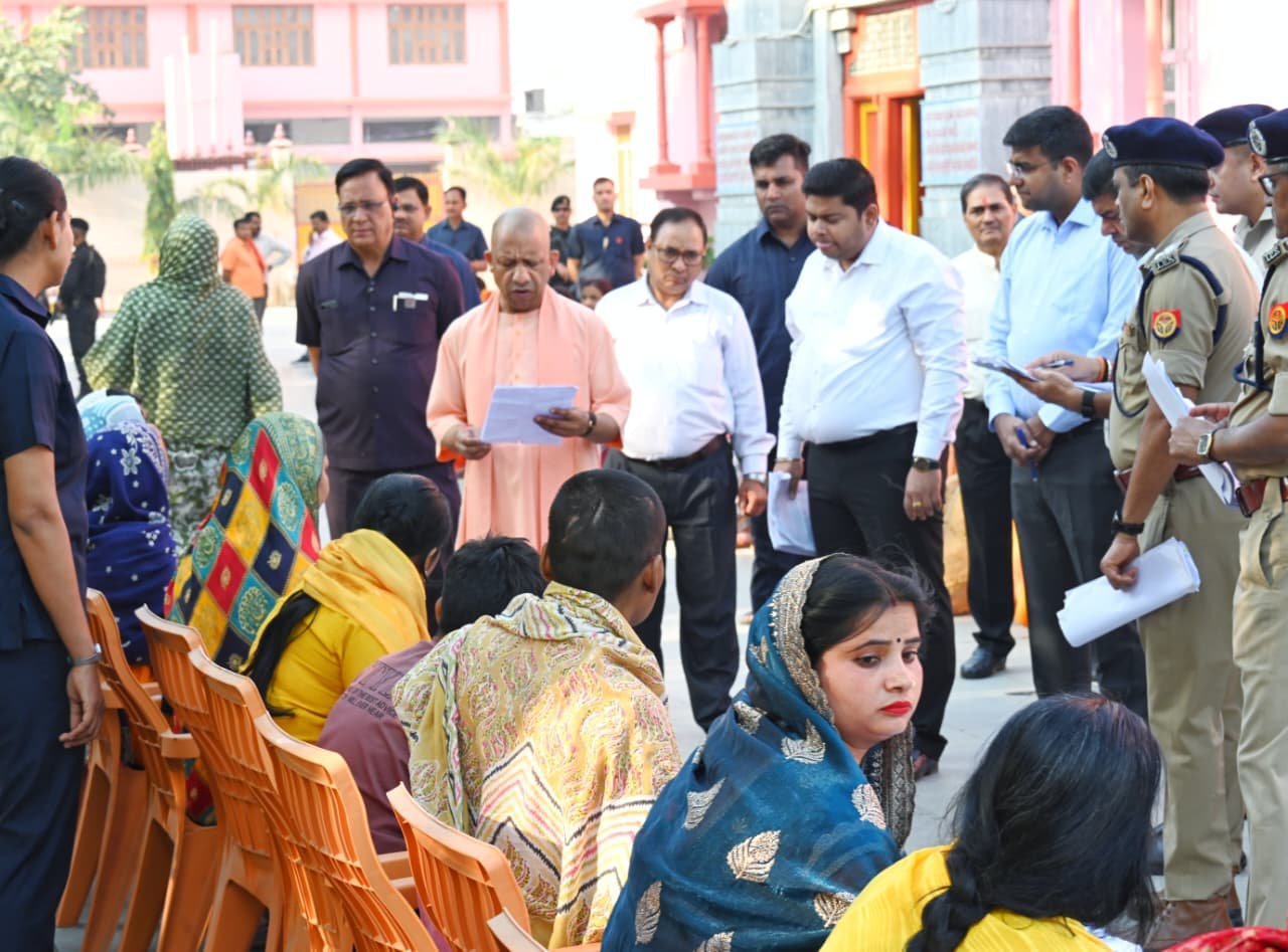 गोरखपुर प्रवास के दौरान मुख्यमंत्री योगी आदित्यनाथ ने गोरखनाथ मंदिर में जनता दर्शन कर करीब 200 लोगों की समस्याएं सुनीं। उन्होंने अधिकारियों को त्वरित, निष्पक्ष समाधान के निर्देश दिए। जमीन कब्जा करने वालों पर सख्त कार्रवाई के आदेश दिए। जरूरतमंदों के इलाज का खर्च सरकार उठाएगी। साथ ही मंदिर में पूजा-अर्चना कर गोशाला में गोसेवा भी की।