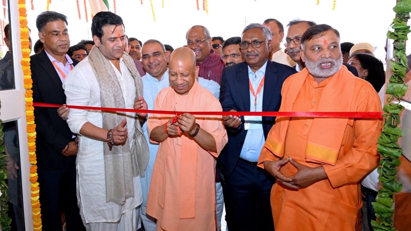 गोरखपुर में मुख्यमंत्री योगी आदित्यनाथ ने सॉफ्टवेयर टेक्नोलॉजी पार्क्स ऑफ इंडिया (STPI) सेंटर का उद्घाटन किया। उन्होंने कहा कि टेक्नोलॉजी विकास की गति को कई गुना बढ़ा सकती है और युवाओं को नए अवसर प्रदान करती है। यह सेंटर पूर्वी उत्तर प्रदेश के युवाओं को स्टार्टअप के लिए आधुनिक प्लेटफॉर्म देगा। सरकार द्वारा सेंटर ऑफ एक्सीलेंस, ग्रीन हाइड्रोजन प्रोजेक्ट और स्टार्टअप को बढ़ावा देने से क्षेत्र में रोजगार और निवेश की संभावनाएं तेजी से बढ़ रही हैं।