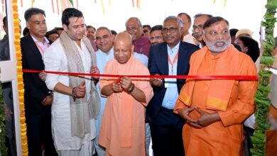 गोरखपुर में मुख्यमंत्री योगी आदित्यनाथ ने सॉफ्टवेयर टेक्नोलॉजी पार्क्स ऑफ इंडिया (STPI) सेंटर का उद्घाटन किया। उन्होंने कहा कि टेक्नोलॉजी विकास की गति को कई गुना बढ़ा सकती है और युवाओं को नए अवसर प्रदान करती है। यह सेंटर पूर्वी उत्तर प्रदेश के युवाओं को स्टार्टअप के लिए आधुनिक प्लेटफॉर्म देगा। सरकार द्वारा सेंटर ऑफ एक्सीलेंस, ग्रीन हाइड्रोजन प्रोजेक्ट और स्टार्टअप को बढ़ावा देने से क्षेत्र में रोजगार और निवेश की संभावनाएं तेजी से बढ़ रही हैं।