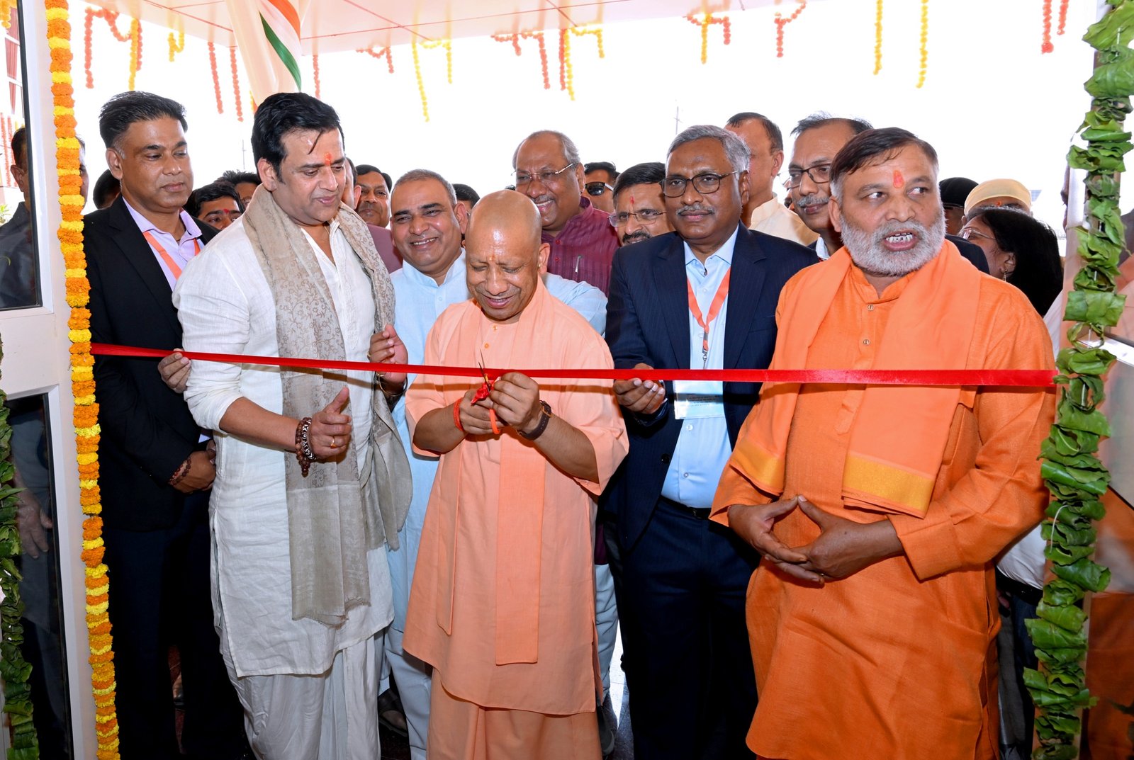 गोरखपुर में मुख्यमंत्री योगी आदित्यनाथ ने सॉफ्टवेयर टेक्नोलॉजी पार्क्स ऑफ इंडिया (STPI) सेंटर का उद्घाटन किया। उन्होंने कहा कि टेक्नोलॉजी विकास की गति को कई गुना बढ़ा सकती है और युवाओं को नए अवसर प्रदान करती है। यह सेंटर पूर्वी उत्तर प्रदेश के युवाओं को स्टार्टअप के लिए आधुनिक प्लेटफॉर्म देगा। सरकार द्वारा सेंटर ऑफ एक्सीलेंस, ग्रीन हाइड्रोजन प्रोजेक्ट और स्टार्टअप को बढ़ावा देने से क्षेत्र में रोजगार और निवेश की संभावनाएं तेजी से बढ़ रही हैं।