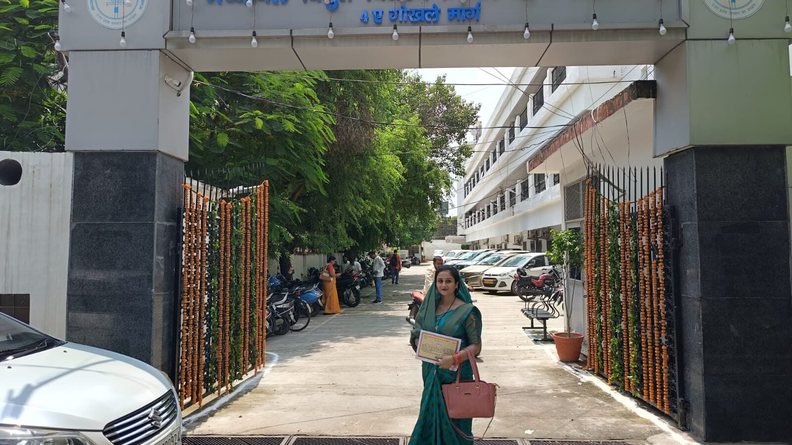 बाराबंकी की राजश्री शुक्ला ‘विद्युत सखी’ बनकर ग्रामीण महिलाओं के लिए प्रेरणा बनी हैं। मात्र 30 हजार रुपये से शुरू कर उन्होंने अब तक 18 करोड़ रुपये से अधिक बिजली बिल जमा कराया है। डिजिटल भुगतान और घर-घर सेवा से गांवों में सुविधा बढ़ी है। उनकी सफलता महिला सशक्तीकरण और सरकारी योजनाओं की प्रभावशीलता का उदाहरण है।