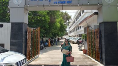 बाराबंकी की राजश्री शुक्ला ‘विद्युत सखी’ बनकर ग्रामीण महिलाओं के लिए प्रेरणा बनी हैं। मात्र 30 हजार रुपये से शुरू कर उन्होंने अब तक 18 करोड़ रुपये से अधिक बिजली बिल जमा कराया है। डिजिटल भुगतान और घर-घर सेवा से गांवों में सुविधा बढ़ी है। उनकी सफलता महिला सशक्तीकरण और सरकारी योजनाओं की प्रभावशीलता का उदाहरण है।