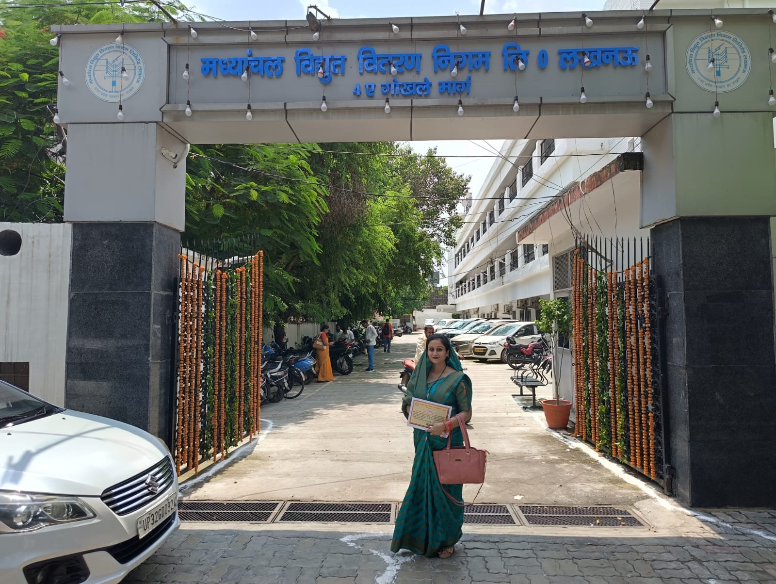 बाराबंकी की राजश्री शुक्ला ‘विद्युत सखी’ बनकर ग्रामीण महिलाओं के लिए प्रेरणा बनी हैं। मात्र 30 हजार रुपये से शुरू कर उन्होंने अब तक 18 करोड़ रुपये से अधिक बिजली बिल जमा कराया है। डिजिटल भुगतान और घर-घर सेवा से गांवों में सुविधा बढ़ी है। उनकी सफलता महिला सशक्तीकरण और सरकारी योजनाओं की प्रभावशीलता का उदाहरण है।