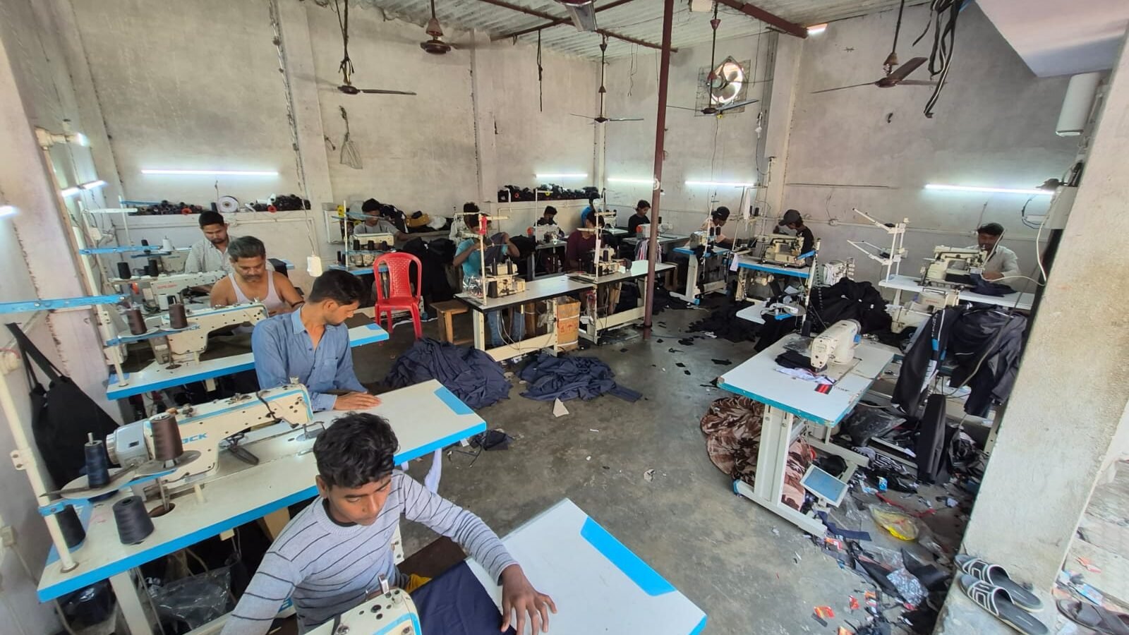 लखीमपुर खीरी के अब्दुल माबूद ने प्रधानमंत्री रोजगार सृजन कार्यक्रम योजना के तहत 10 लाख रुपये का ऋण लेकर गारमेंट यूनिट स्थापित की। उनके उद्योग में हर महीने 5 से 6 हजार ट्रैक पैंट बनते हैं और 24 लोगों को रोजगार मिला है। यह पहल ग्रामीण युवाओं के लिए आत्मनिर्भरता और उद्यमिता की प्रेरणा बन रही है।