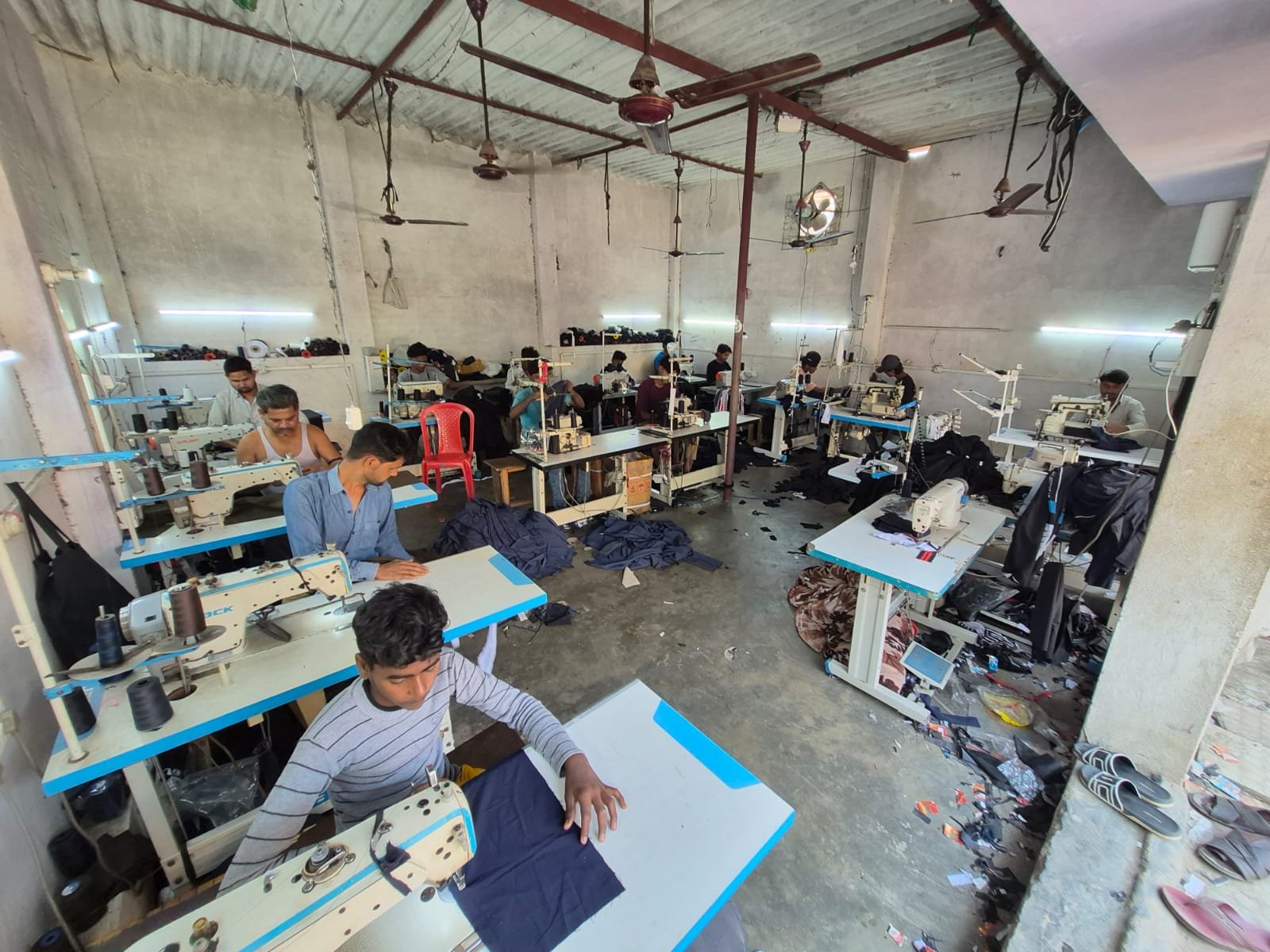 लखीमपुर खीरी के अब्दुल माबूद ने प्रधानमंत्री रोजगार सृजन कार्यक्रम योजना के तहत 10 लाख रुपये का ऋण लेकर गारमेंट यूनिट स्थापित की। उनके उद्योग में हर महीने 5 से 6 हजार ट्रैक पैंट बनते हैं और 24 लोगों को रोजगार मिला है। यह पहल ग्रामीण युवाओं के लिए आत्मनिर्भरता और उद्यमिता की प्रेरणा बन रही है।