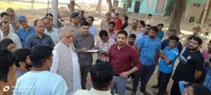 वाराणसी के तरना वार्ड की मलिन बस्ती में प्रभारी मंत्री सुरेश खन्ना ने निरीक्षण कर विकास कार्यों की समीक्षा की। सड़कों की मरम्मत, हर घर नल योजना, हैंडपंप सुधार, अंबेडकर पार्क सौंदर्यीकरण और स्ट्रीट लाइट व्यवस्था को लेकर निर्देश दिए। साथ ही जरूरतमंद परिवार को आवास योजना का लाभ दिलाने के लिए अधिकारियों को कार्रवाई करने को कहा।