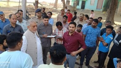 वाराणसी के तरना वार्ड की मलिन बस्ती में प्रभारी मंत्री सुरेश खन्ना ने निरीक्षण कर विकास कार्यों की समीक्षा की। सड़कों की मरम्मत, हर घर नल योजना, हैंडपंप सुधार, अंबेडकर पार्क सौंदर्यीकरण और स्ट्रीट लाइट व्यवस्था को लेकर निर्देश दिए। साथ ही जरूरतमंद परिवार को आवास योजना का लाभ दिलाने के लिए अधिकारियों को कार्रवाई करने को कहा।