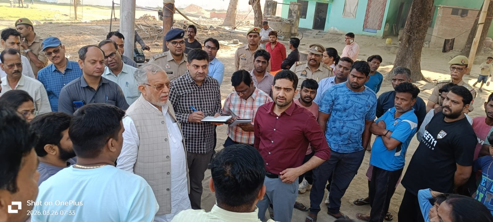 वाराणसी के तरना वार्ड की मलिन बस्ती में प्रभारी मंत्री सुरेश खन्ना ने निरीक्षण कर विकास कार्यों की समीक्षा की। सड़कों की मरम्मत, हर घर नल योजना, हैंडपंप सुधार, अंबेडकर पार्क सौंदर्यीकरण और स्ट्रीट लाइट व्यवस्था को लेकर निर्देश दिए। साथ ही जरूरतमंद परिवार को आवास योजना का लाभ दिलाने के लिए अधिकारियों को कार्रवाई करने को कहा।