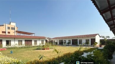 वाराणसी में पर्यटन और निवेश का तेजी से विस्तार हो रहा है। ₹1206 करोड़ से अधिक निवेश से 27 होटल परियोजनाएं विकसित हो रही हैं, जिनमें से 10 संचालित हैं। काशी विश्वनाथ कॉरिडोर और बेहतर कनेक्टिविटी से पर्यटकों की संख्या बढ़ी है, जिससे होटल उद्योग को बढ़ावा और स्थानीय स्तर पर बड़े पैमाने पर रोजगार के अवसर मिल रहे हैं।